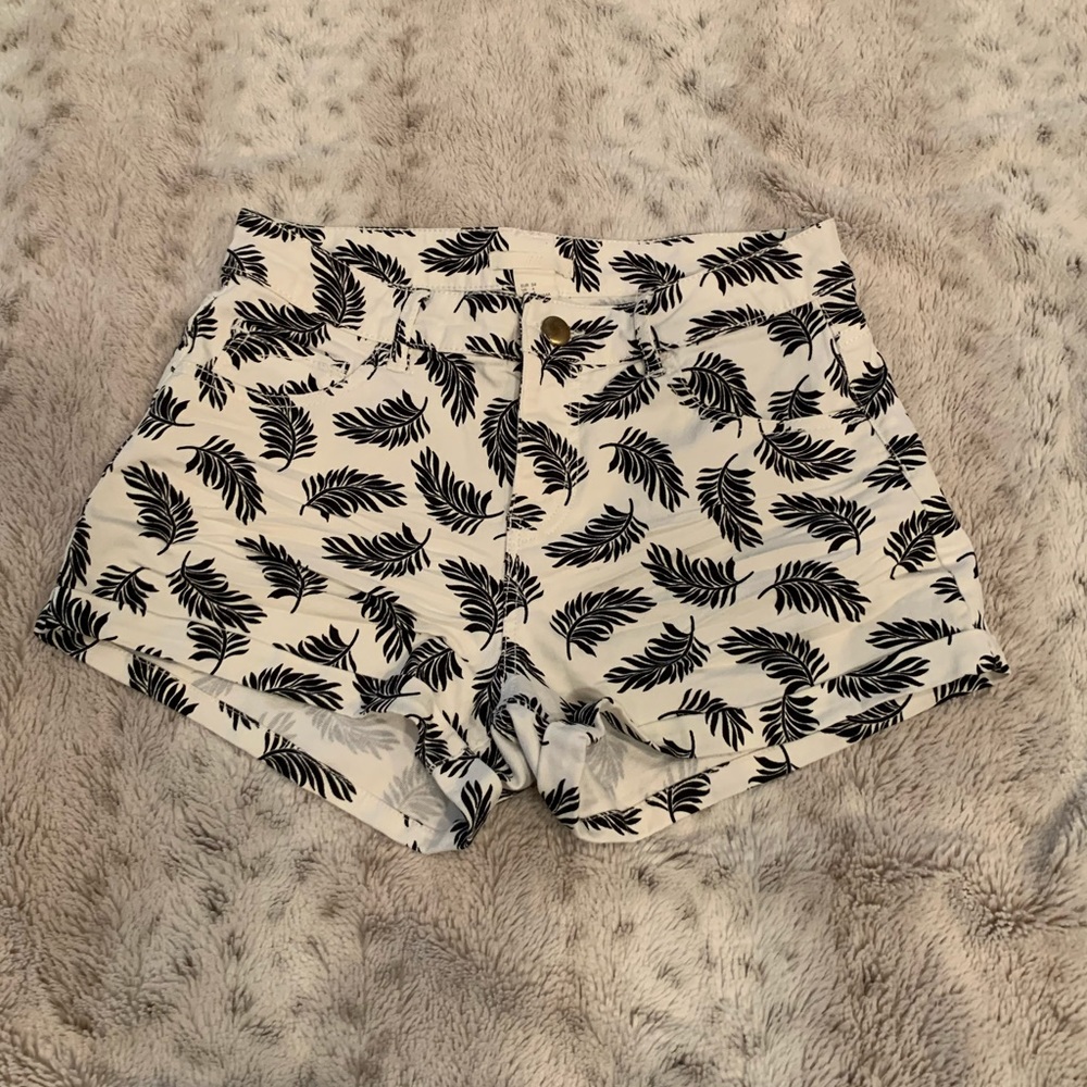⭐️H&M palm print shorts